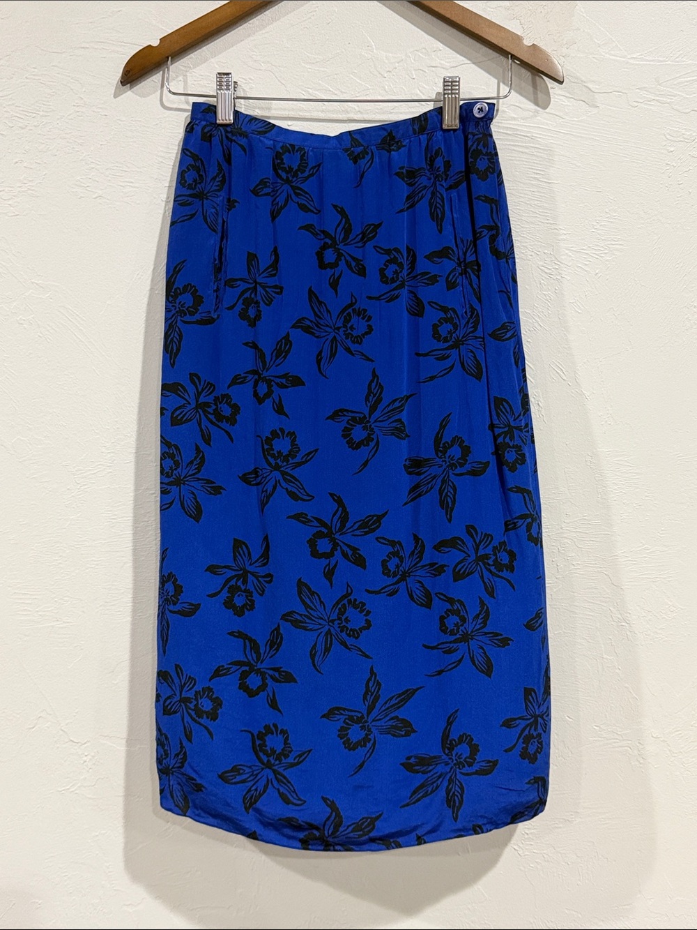 Vintage Calvin Klein 100% Silk Midi Skirt. 26” Waist XS/S